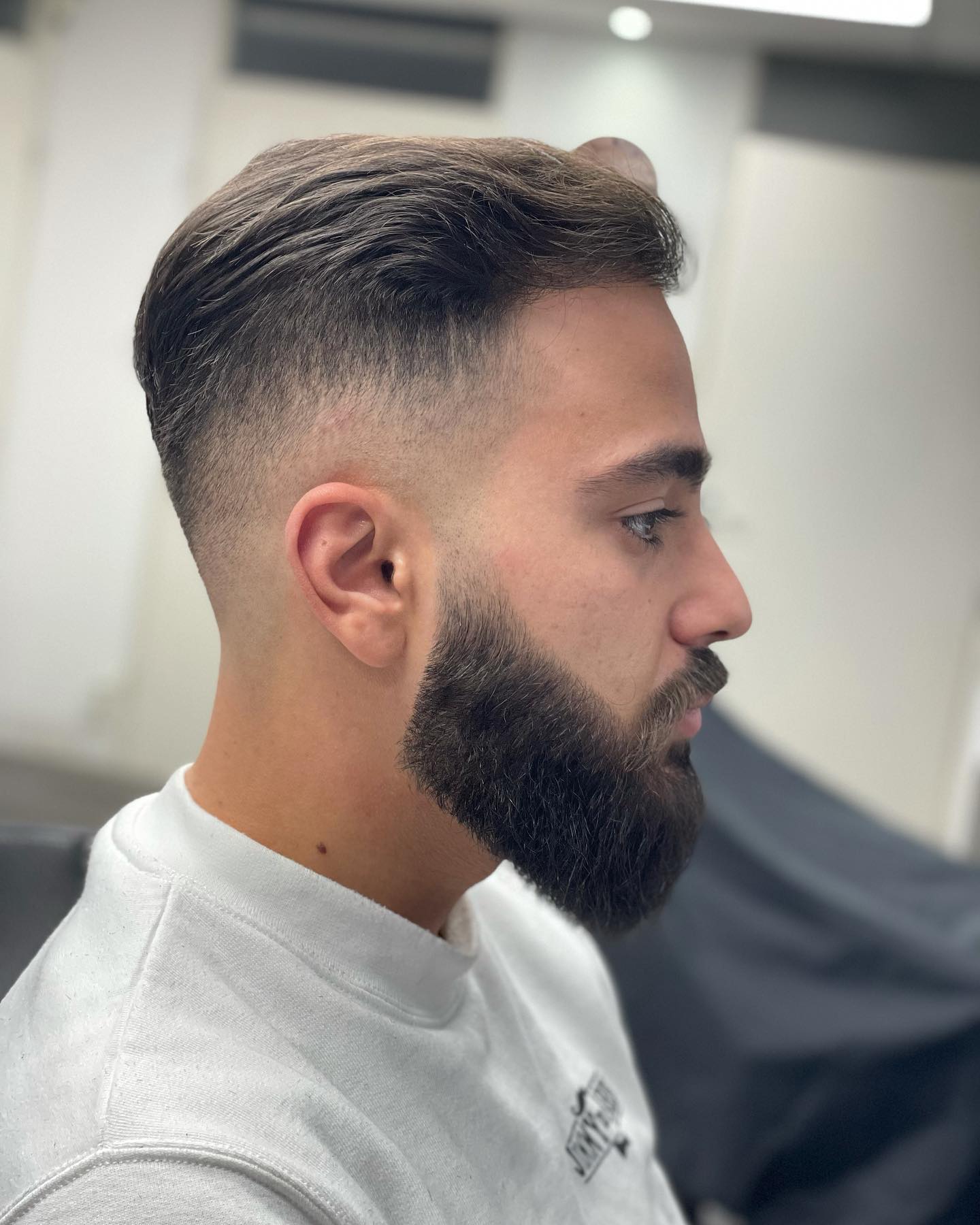 Baard en fade, van opzij, geknipt bij Jimmy de Barber